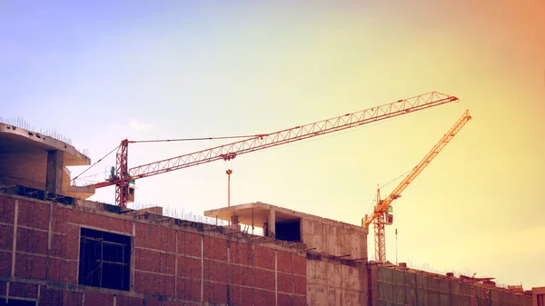 Estaleiro de construção com grandes guindastes de construção — Fotografia de Stock