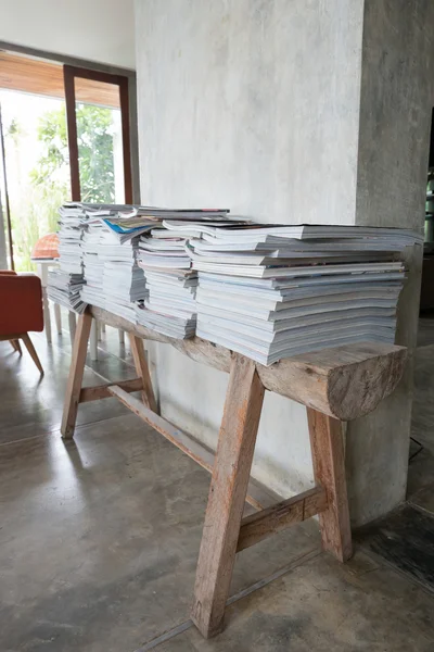 Pila de libro de revista en estante de mesa de madera en la sala de estar — Foto de Stock