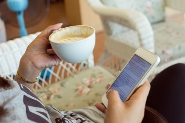 içme kadın sıcak kahve Cafe ve cep telefonu kullanın