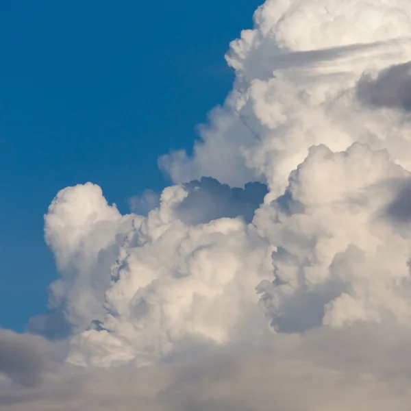 Awan di langit biru cerah — Stok Foto