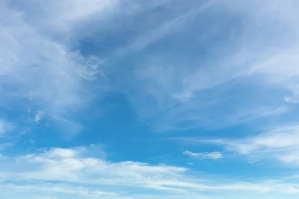 Cielo blu e nube bianca, cielo nuvoloso sfondo — Foto Stock