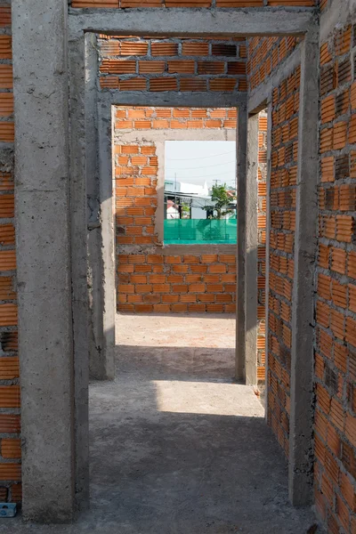 Mur fait de briques dans le chantier de construction de bâtiments résidentiels — Photo