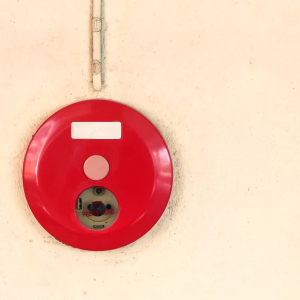 Uyarı güvenlik sistemi için kırmızı yangın detektörleri duvara monte — Stok fotoğraf