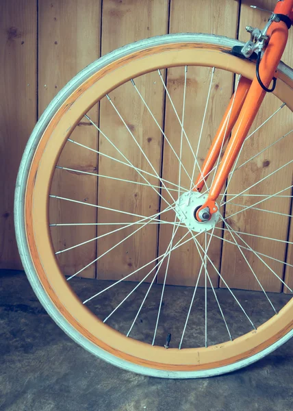 Bicicleta de engranaje fijo estacionada con pared de madera, imagen de primer plano —  Fotos de Stock