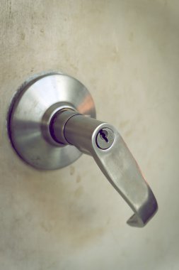 Metalik çelik topuzu kapı kolu eski beyaz kapıyı kilitle