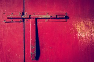 Kırmızı metal kapı kapı kolu kilidi kapalı