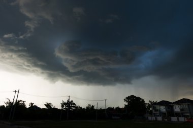 şiddetli yağmur fırtına bulutları, dramatik fırtına gökyüzü