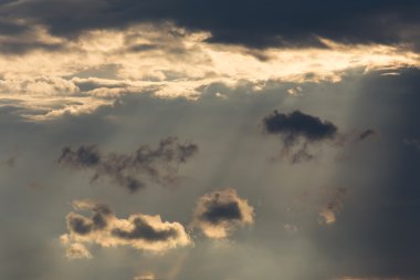 Ray bulut üzerinden güneşin ışık