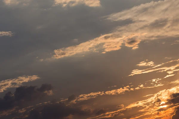 Beau ciel couchant avec soleil et ciel nuageux et coloré — Photo