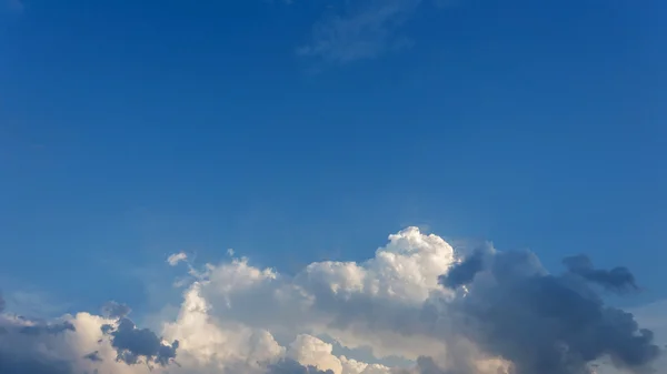 Modrá obloha s mraky, jasné počasí sky pozadí — Stock fotografie
