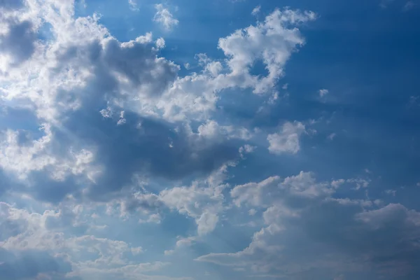 Mavi gökyüzü arka planda güneş Bulutların arasından güneş — Stok fotoğraf