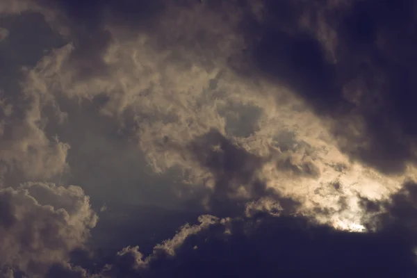 Sunbeam át a felhőkön, a napfény a kék ég háttér — Stock Fotó