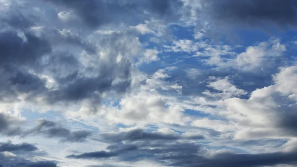 Berawan putih dan langit biru untuk latar belakang cuaca — Stok Foto
