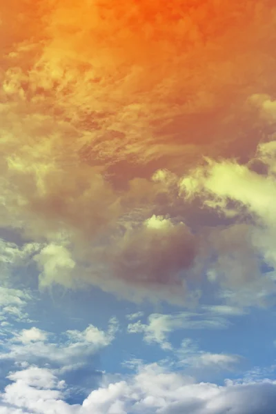 Красочный фон неба с облаками, солнечными лучами глобального потепления — стоковое фото