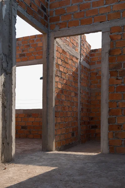 Mur fait de briques dans le chantier de construction de bâtiments résidentiels — Photo