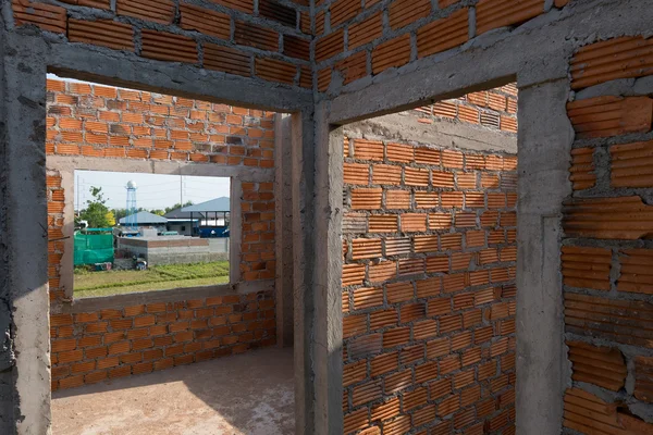 Mur fait de briques dans le chantier de construction de bâtiments résidentiels — Photo