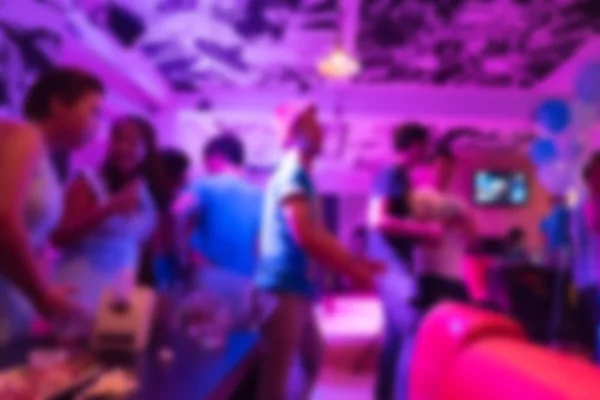 Grupo de jóvenes que tienen baile alegre en la fiesta del club nocturno —  Fotos de Stock