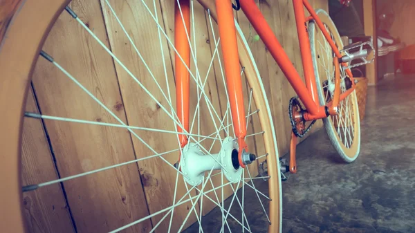Vélo à engrenages fixes garé avec mur en bois, image rapprochée — Photo