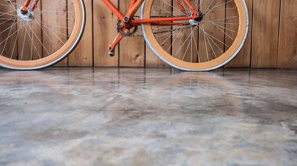 Vélo à engrenages fixes garé avec mur en bois, image rapprochée — Photo