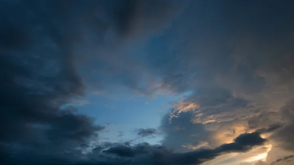 Senja matahari terbenam langit dengan mendung dan sinar matahari melalui awan — Stok Foto