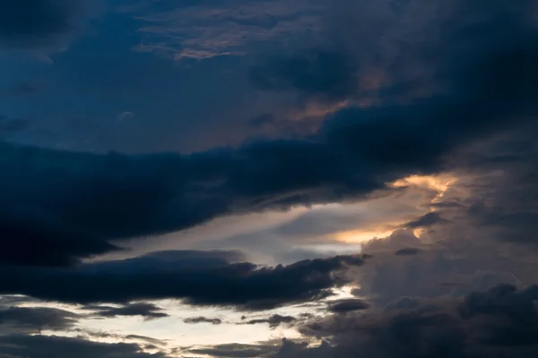 Abenddämmerung Sonnenuntergang Himmel mit Wolken und Sonnenlicht durch Wolken — Stockfoto