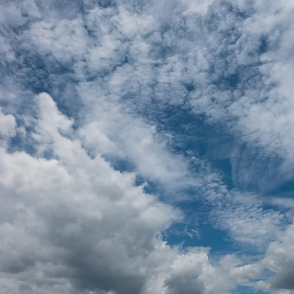 Nubes y cielo azul clima fondo — Foto de Stock