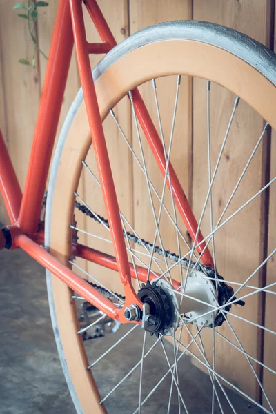 Bicicleta de engranaje fijo estacionada con pared de madera, imagen de primer plano — Foto de Stock