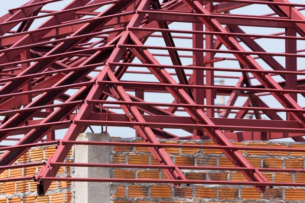 Trave strutturale in acciaio sul tetto dell'edificio residenziale — Foto Stock