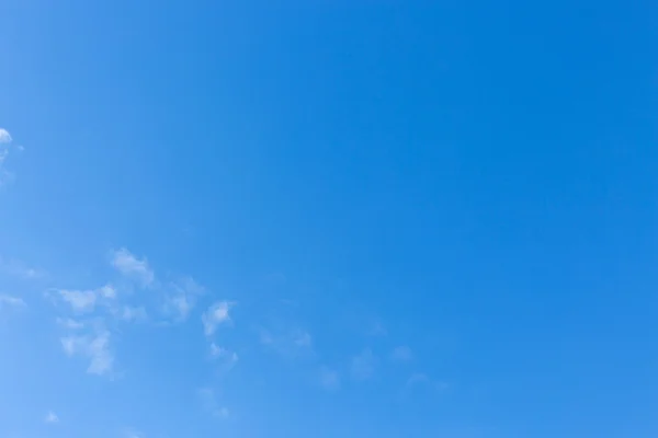 Céu azul claro e nuvem branca — Fotografia de Stock