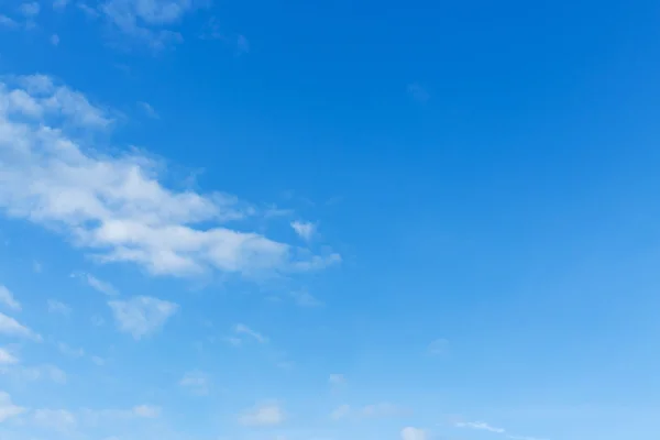 ท้องฟ้าสีฟ้าใสและเมฆสีขาว — ภาพถ่ายสต็อก