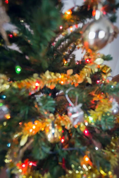 Célébration floue de la lumière sur l'arbre de Noël — Photo