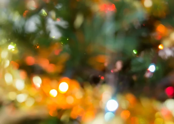 Oskärpa ljus firandet på julgran — Stockfoto