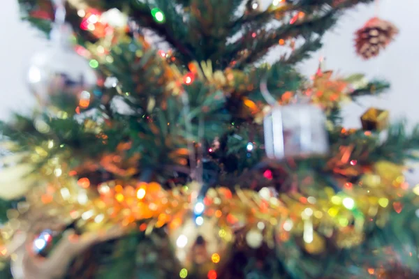 Celebração de luz borrão na árvore de natal — Fotografia de Stock