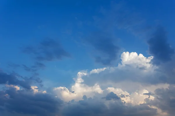 Langit biru dengan awan, latar belakang langit cerah — Stok Foto