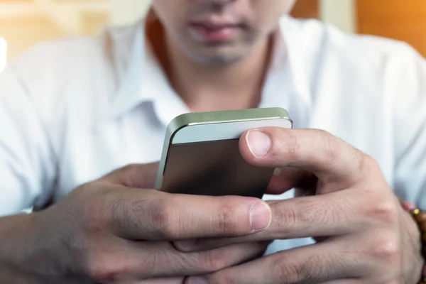 Forretningsmann som bruker mobiltelefon med tekstmelding – stockfoto