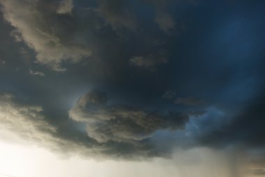 şiddetli yağmur fırtına bulutları, dramatik fırtına gökyüzü