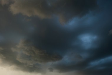 şiddetli yağmur fırtına bulutları, dramatik fırtına gökyüzü