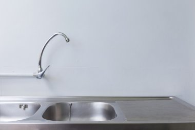 Paslanmaz çelik lavabo ve musluk beyaz mutfak oda içinde