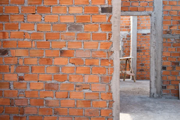 Ladrillo de pared en el sitio de construcción de edificios residenciales — Foto de Stock