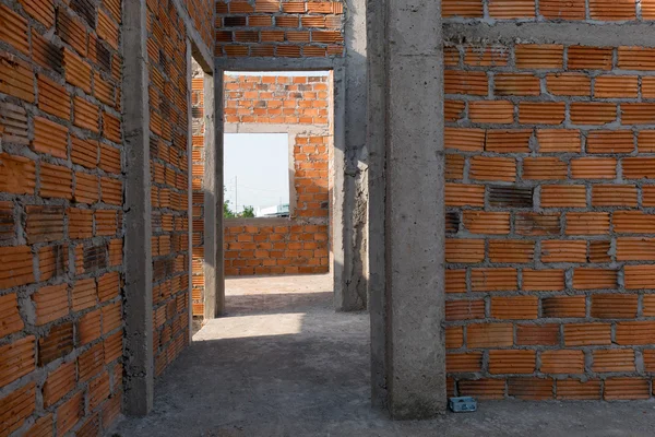 Mur fait de briques dans le chantier de construction de bâtiments résidentiels — Photo