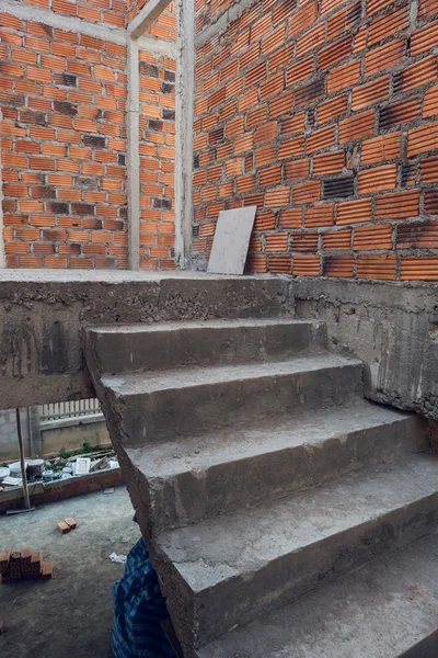 Lépcsőház cement beton szerkezete és tégla fal — Stock Fotó