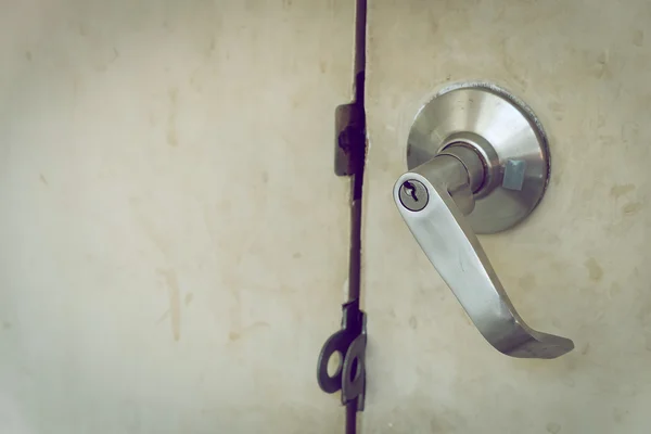 Metalik çelik topuzu kapı kolu eski beyaz kapıyı kilitle — Stok fotoğraf