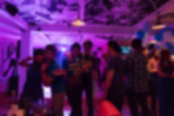 Grupo de jóvenes que tienen baile alegre en la fiesta del club nocturno —  Fotos de Stock