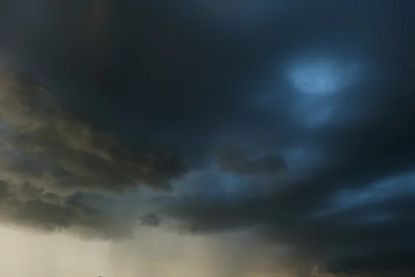 Fuerte lluvia nubes de tormenta, tormenta de truenos cielo dramático — Foto de Stock