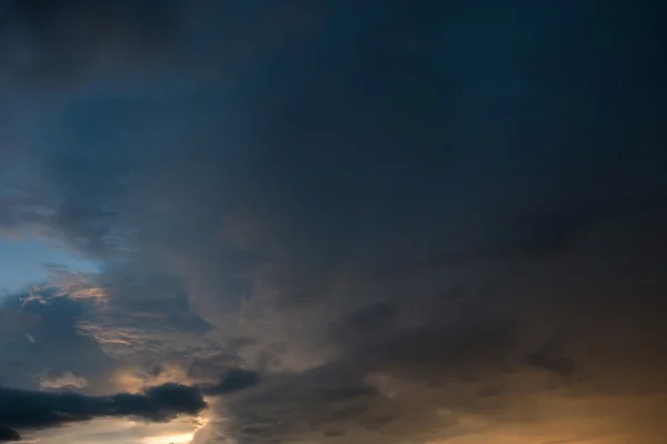 Crepúsculo céu crepúsculo com nublado e luz solar através de nuvens — Fotografia de Stock