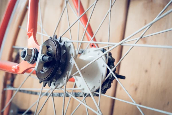 Bicicleta de engrenagem fixa estacionada com parede de madeira, imagem de close-up — Fotografia de Stock