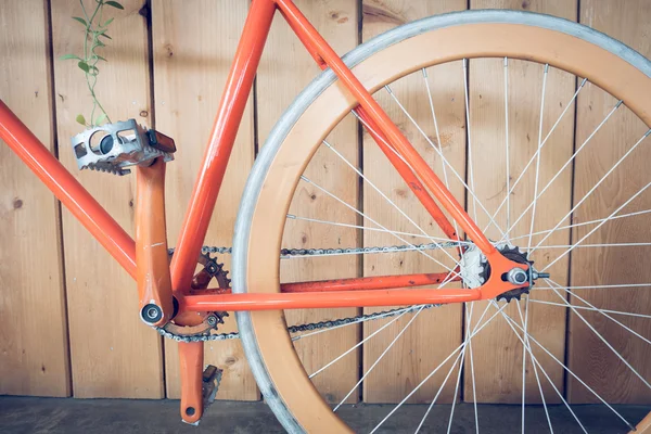 Bicicleta de engrenagem fixa estacionada com parede de madeira, imagem de close-up — Fotografia de Stock