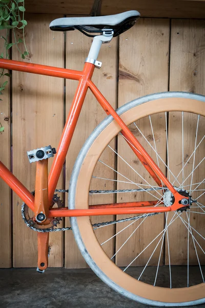Fahrrad mit festem Gang, geparkt mit Holzwand, Nahaufnahme — Stockfoto