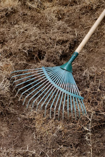 Cantiere, preparazione terreno in giardino con rastrello — Foto Stock