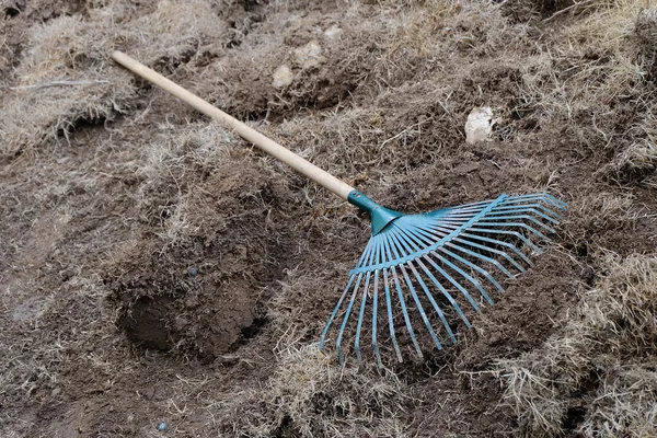 Cantiere, preparazione terreno in giardino con rastrello — Foto Stock